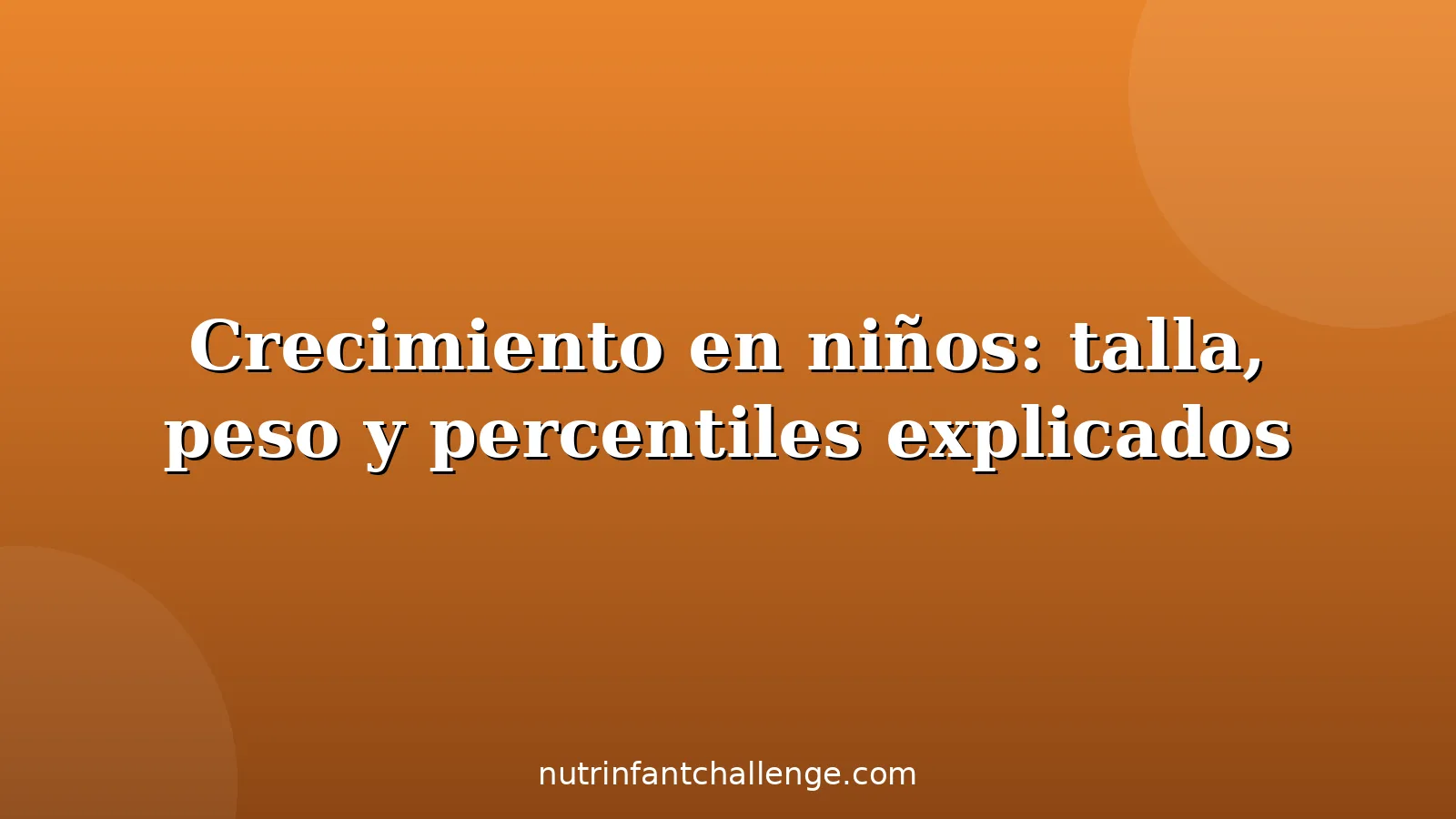 Niño sano midiendo su altura en una pared mientras crece de forma saludable