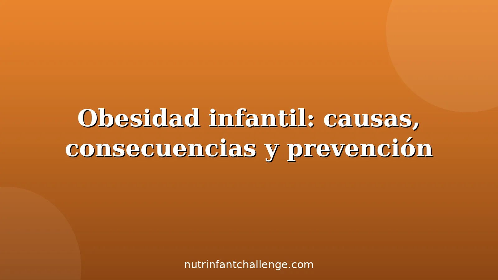 Niños comiendo fruta y jugando al aire libre con sus padres